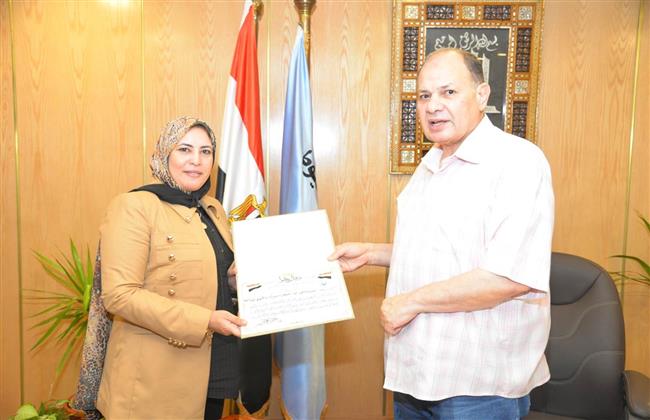 محافظ أسيوط يكرم الشيماء أحمد عبد المعطي لتعيينها مديرا عاما لـ"تضامن دمياط"