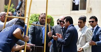 وزير الرياضة ومحافظ الجيزة يستقبلان شعلة أسبوع شباب الجامعات الـ " 13"  