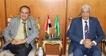   رئيس جامعة المنوفية يستقبل رئيس جمعية الجراحين المصرية 
