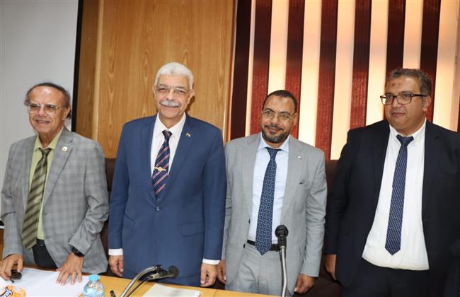 رئيس جامعة المنوفية يشرف على رسالة دكتوراه في الجراحة العامة بكلية الطب