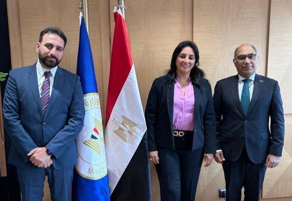 نائب وزير الآثار تبحث مع مسئولين بريطانيين وإسبان سبل دفع الحركة السياحية