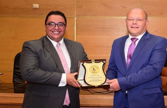 رئيس جامعة سوهاج يهنئ كريم همام لندبه مستشارا لوزير التعليم العالي للأنشطة الطلابية