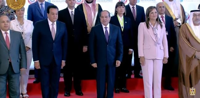 الرئيس السيسي يتوسط صورة تذكارية مع المشاركين في مؤتمر السكان والصحة والتنمية 
