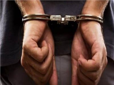 ضبط سائق ميكروباص صدم شخصا فى الصف