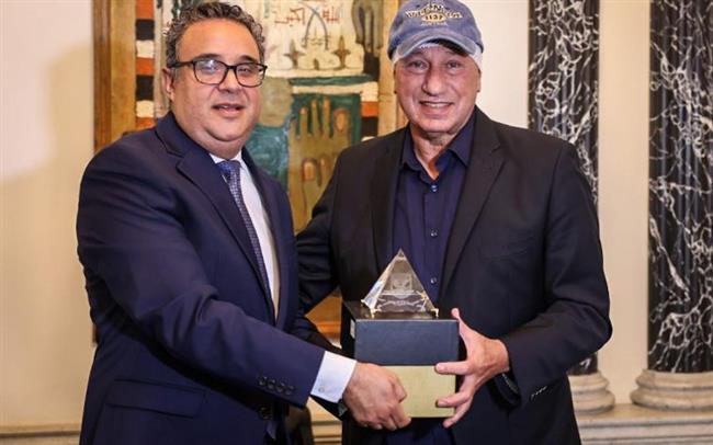 الخطيب يهدي درع وعلم الأهلي للسفير المصري بالنمسا