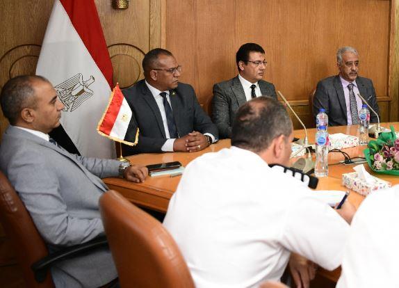 " حمودة " يبحث الموقف التنفيذي لمشروع محور  أبوتشت - دار السلام  بقنا