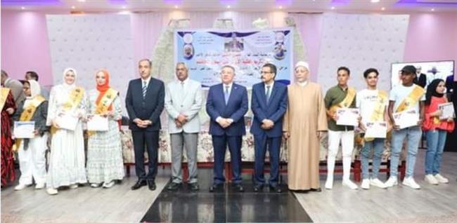 محافظ البحرالأحمر يكرم أوائل الشهادات العامة والأزهرية بمدن المحافظة