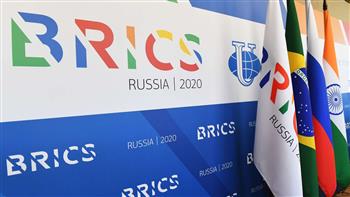   السفير الروسي في جنوب إفريقيا يقدم لنظيره الإماراتي عملة ورقية رمزية من مجموعة البريكس