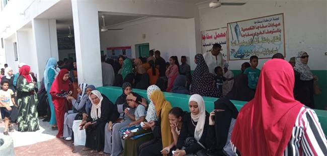 مناظرة 828 حالة بقافلة جامعة جنوب الوادى الطبية بمدينة سفاجا 