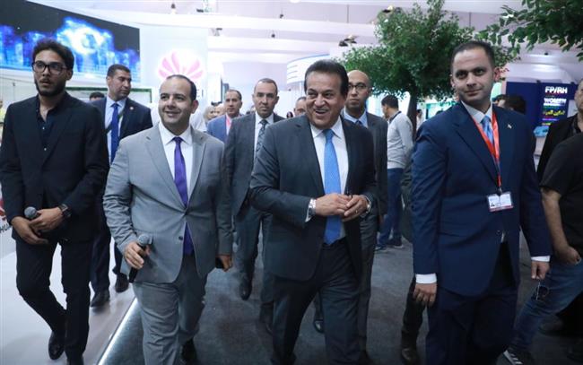 وزير الصحة يتفقد المعرض الخاص بمؤتمر الصحة والسكان والتنمية