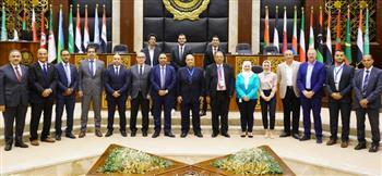 رئيس الأكاديمية العربية يلتقي المشاركين في الملتقي الأول لصناعة البترول والغاز بالأكاديمية 