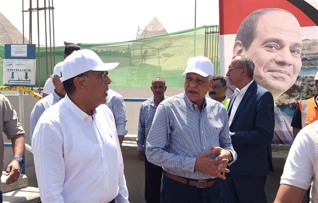 المتحف المصري الكبير.. "مدبولي" يتفقد أعمال تطوير الهوية البصرية على الطريق الدائري
