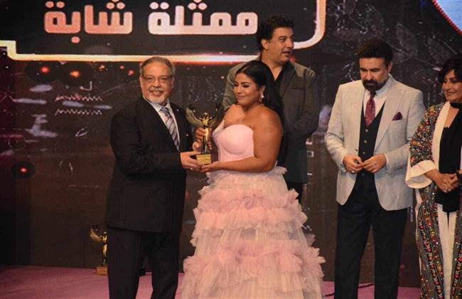 زينب العبد تفوز بجائزة أفضل فنانة شابة بتصويت الجمهور في مهرجان "همسة الدولي"