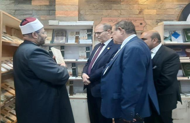 المستشار حافظ عباس يتفقد جناح الأزهر بمعرض النيابة الإدارية للكتاب