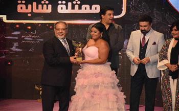   زينب العبد تفوز بجائزة أفضل فنانة شابة بتصويت الجمهور في مهرجان "همسة الدولي"