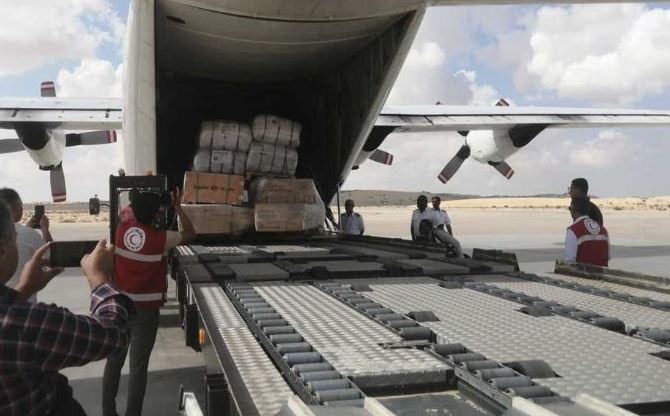 مطار العريش يستقبل طائرة إماراتية تحمل 10 أطنان مساعدات للفلسطينيين بـ غزة