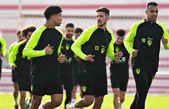 عضو مجلس إدارة الزمالك يجتمع باللاعبين قبل المران