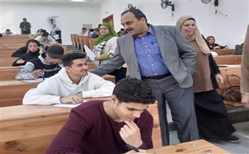   نائب رئيس جامعة بنها يتفقد امتحانات الفصل الدراسي الأول