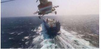   شركة الأمن البحري البريطانية: ألسنة لهب تخرج من ناقلة استهدفها الحوثيين بالبحر الأحمر