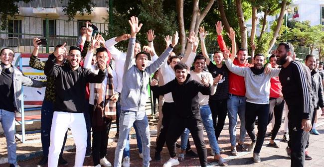 تتويج فريق "الحاسبات والذكاء الاصطناعي" بسوهاج بكأس البطولة في نهائي مباريات كرة القدم