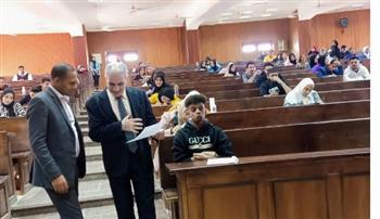 نائب رئيس جامعة أسوان يتابع سير الامتحانات بكلية الآداب 