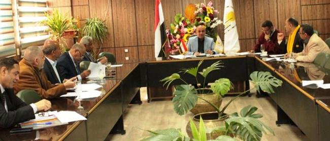 رئيس جامعة أسيوط يتابع مع نائبه إجراءات تجميل الحرم الجامعي