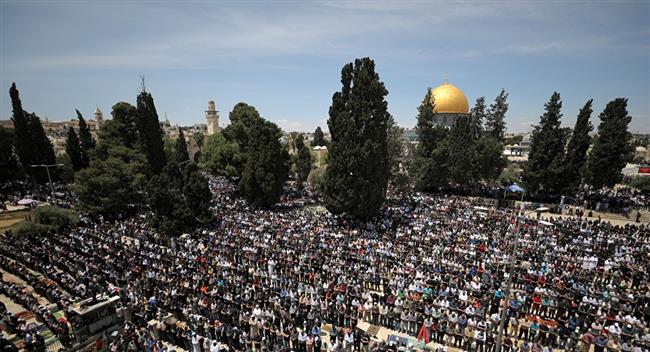 12 ألفا يؤدون صلاة الجمعة في رحاب الأقصى رغم قيود الاحتلال الإسرائيلي