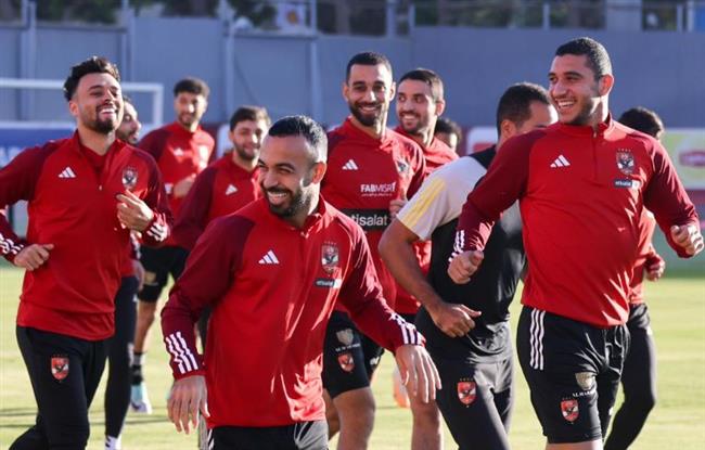 تدريبات بدنية للاعبي الأهلي على هامش مران اليوم