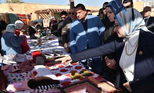 الشرقية .. وزير التنمية المحلية يشيد بمعرض أيادي مصر بالمحافظة