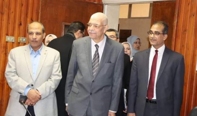 رئيس جامعة المنوفية يتفقد سير امتحانات الفصل الدراسي الأول بكلية الآداب 
