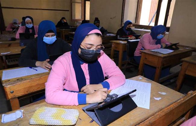 طلاب أولى ثانوي يؤدون امتحان العربي و الكيمياء بـ القاهرة والرياضيات بـ الجيزة