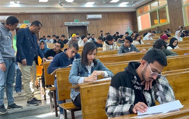 تواصل الامتحانات العملية والنظرية في جامعة جنوب الوادي الأهلية
