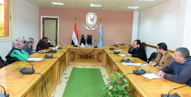 رئيس جامعة سوهاج يعلن تجهيز غرفة عمليات كبرى لإجراء الجراحات الميكروسكوبية المعقدة