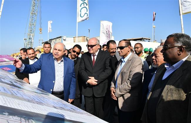 محافظ قنا ورئيس هيئة موانئ البحر الأحمر يتففدان محطة حاويات سفاجا