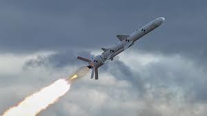   إطلاق صاروخ حوثي باتجاه حاملة طائرات أمريكية بالبحر الأحمر