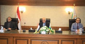 محافظ الجيزة يناقش الطلبات المقدمة من الشركات والأفراد لتأجير الأكشاك