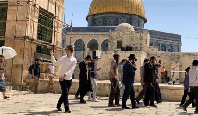 عشرات المستوطنين الإسرائيليين يقتحمون باحات الأقصى بحماية شرطة الاحتلال
