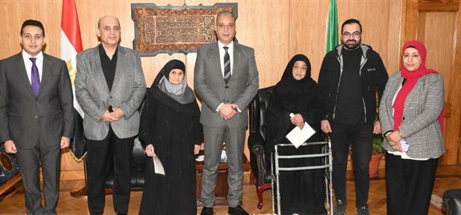 محافظ الفيوم يسلم سيدتين مسنتين تجاوزتا 83 عاماً شهادة محو الأمية