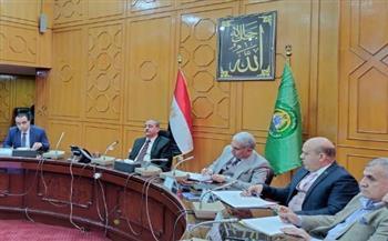 محافظ الإسماعيلية يناقش الخطة الاستثمارية للمراكز والمدن والأحياء