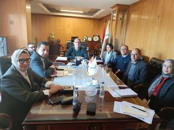 نائب محافظ الوادي الجديد تبحث موقف متطلبات سلامة الغذاء بمصانع التمور