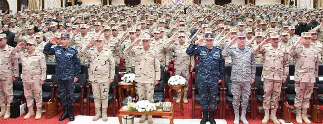 وزير الدفاع يلتقي بعدد من قادة وضباط القوات المسلحة