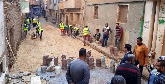 البدء في تركيب بلاط الإنترلوك بفرعيات شوارع حي غرب سوهاج 