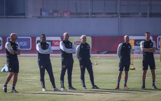 مران الأهلي .. كولر يجتمع بجهازه المعاون على هامش تدريبات الفريق