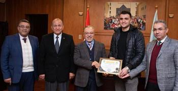 رئيس جامعة طنطا يكرم الفائزين بمسابقتى الطالب والطالبة المثاليين والشطرنج بكلية الهندسة 