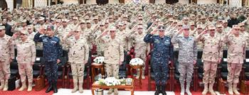   وزير الدفاع يلتقي بعدد من قادة وضباط القوات المسلحة