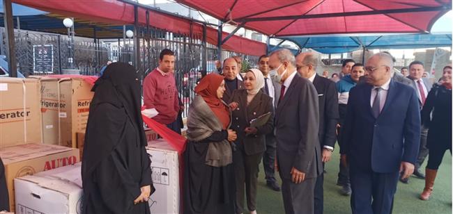 "ثلاجة وغسالة وبوتاجاز".. محافظ القليوبية يوزع أجهزة كهربائية على الفتيات| التفاصيل