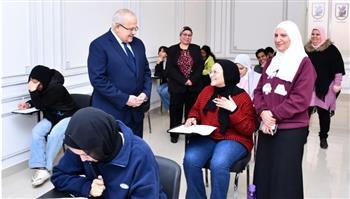 الخشت يتفقد لجان الامتحانات ببرامج جامعة القاهرة الدولية