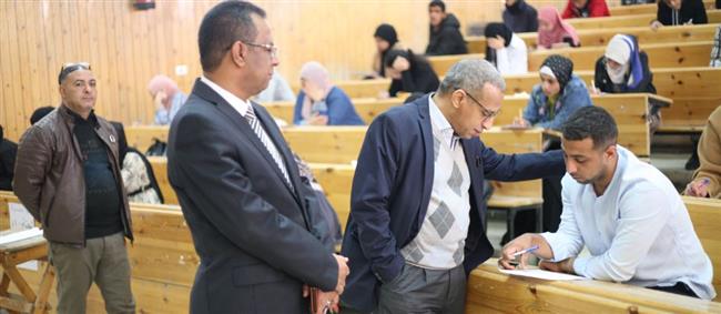 نائب رئيس جامعة جنوب الوادي يتفقد امتحانات نصف العام بـ كلية الحقوق