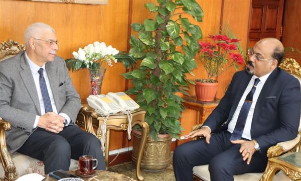 رئيس جامعة المنوفية يبحث مع منسق العلاقات الصينية المصرية سبل التعاون
