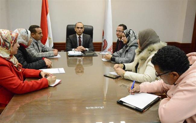 نائب محافظ سوهاج يعقد اجتماعا مع فريق مبادرة " القرية الخضراء " 